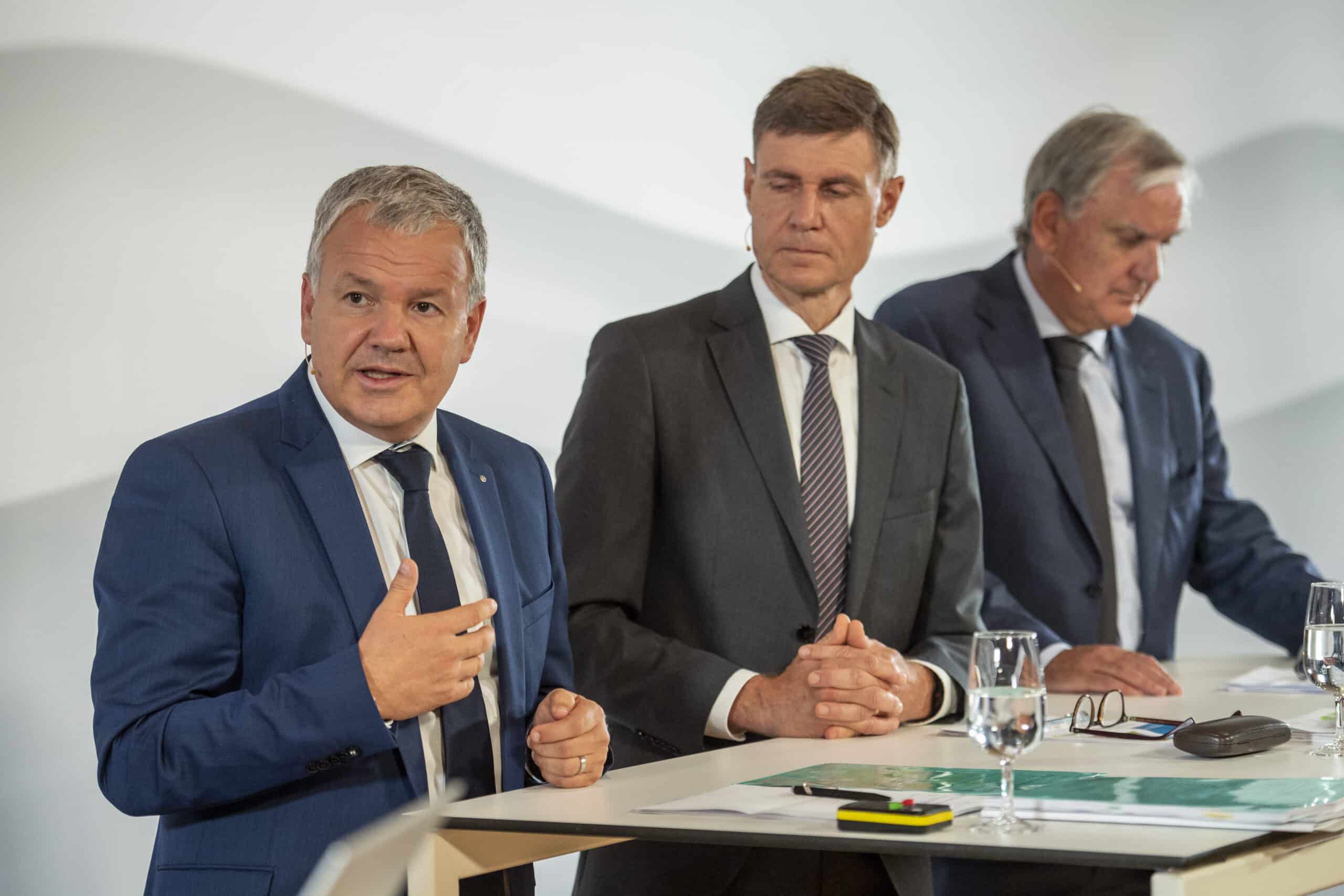 Felix Weber, links, Vorsitzender der Geschäftsleitung der Suva, Hubert Niggli, mitte, Finanzchef der Suva und Gabriele Gendotti, rechts, Praesident Suva-Rat am Freitag, 9. Juni 2022 an der Bilanzmedienkonferenz der Suva am Hauptsitz der Suva in Luzern.