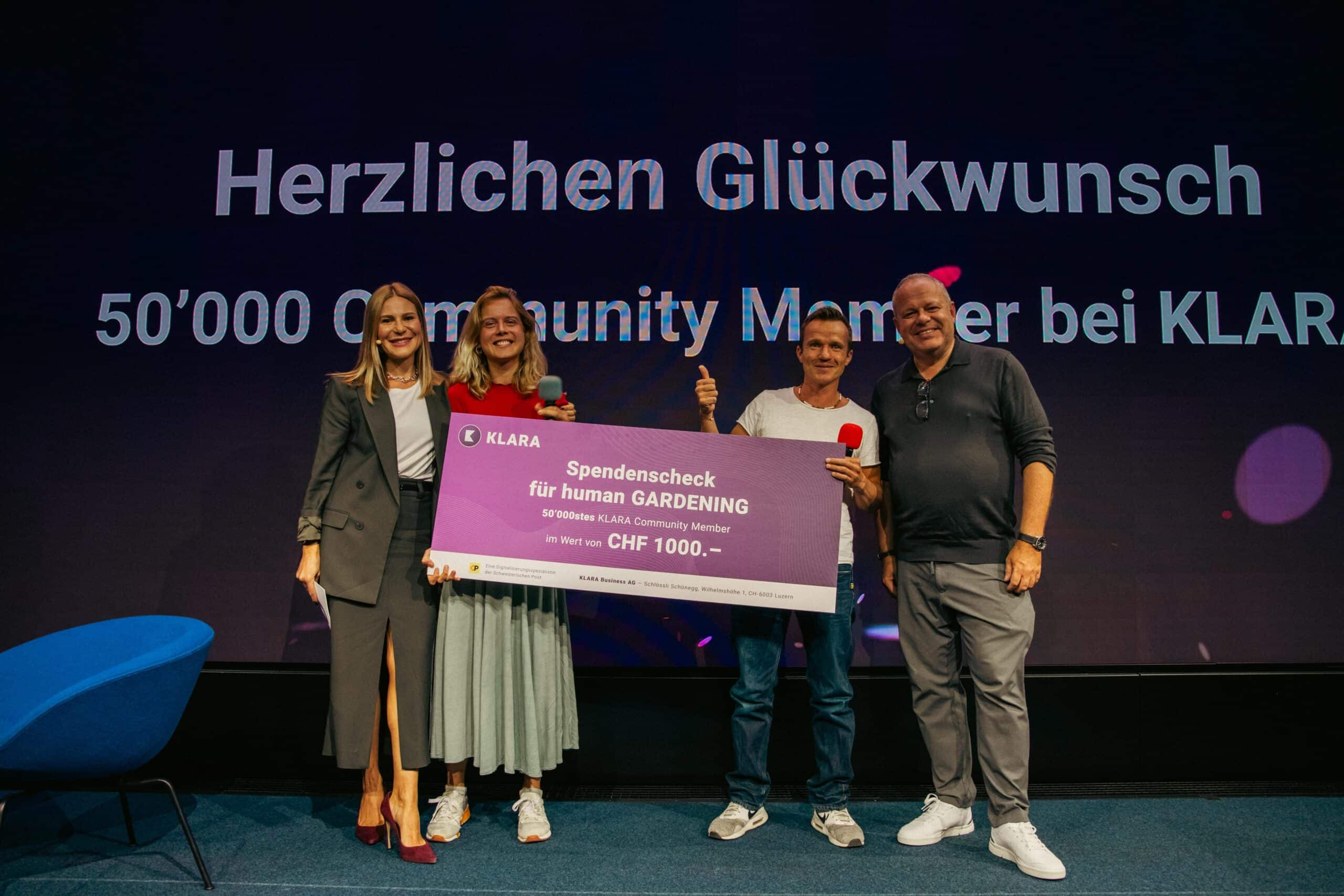 Anlässlich des KLARA Experience Day begrüsste CEO Renato Stalder als 50'000. User das Startup «Human Gardening» aus Basel.